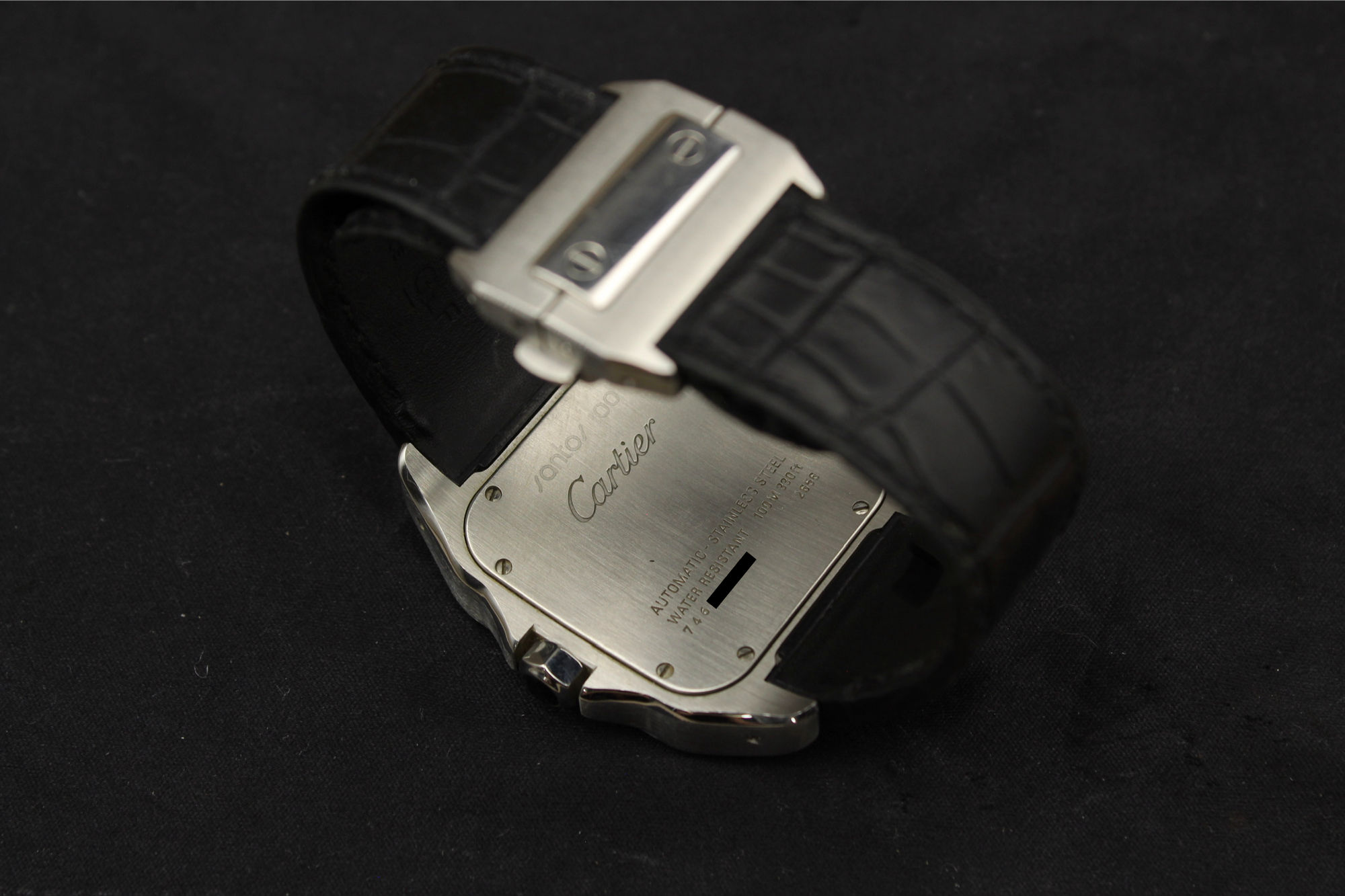 Montre Cartier Santos 100 pour homme en acier, vendue par prestigeandtime.com, présentée en occasion authentique en excellent état avec full set, modèle emblématique idéal pour collection ou investissement horloger.