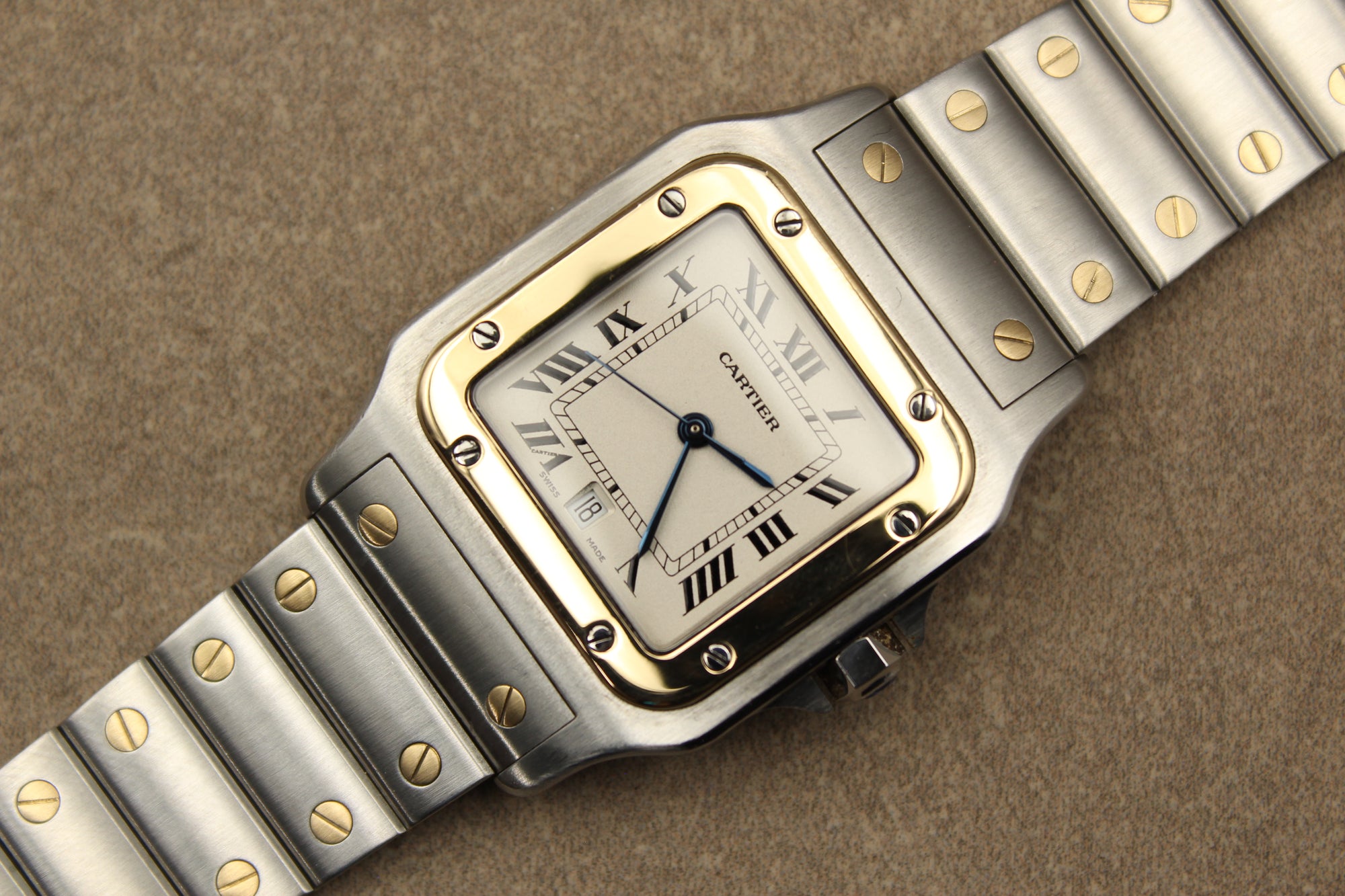 Montre Cartier Santos Galbée pour homme en acier et or, vendue par prestigeandtime.com, présentée en occasion authentique en excellent état avec full set, modèle emblématique idéal pour collection ou investissement horloger.