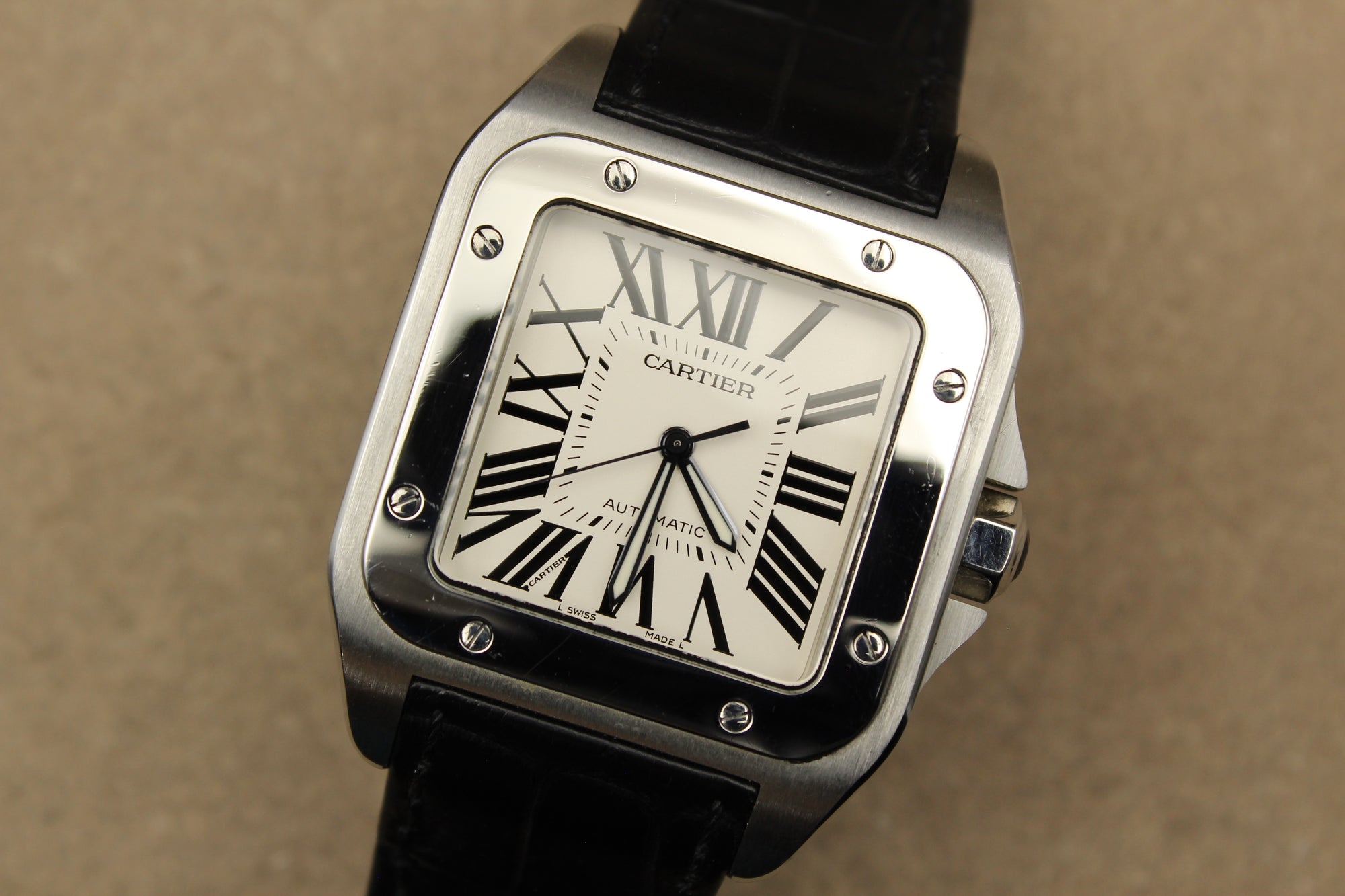 Montre Cartier Santos 100 pour homme en acier, vendue par prestigeandtime.com, présentée en occasion authentique en excellent état avec full set, modèle emblématique idéal pour collection ou investissement horloger.