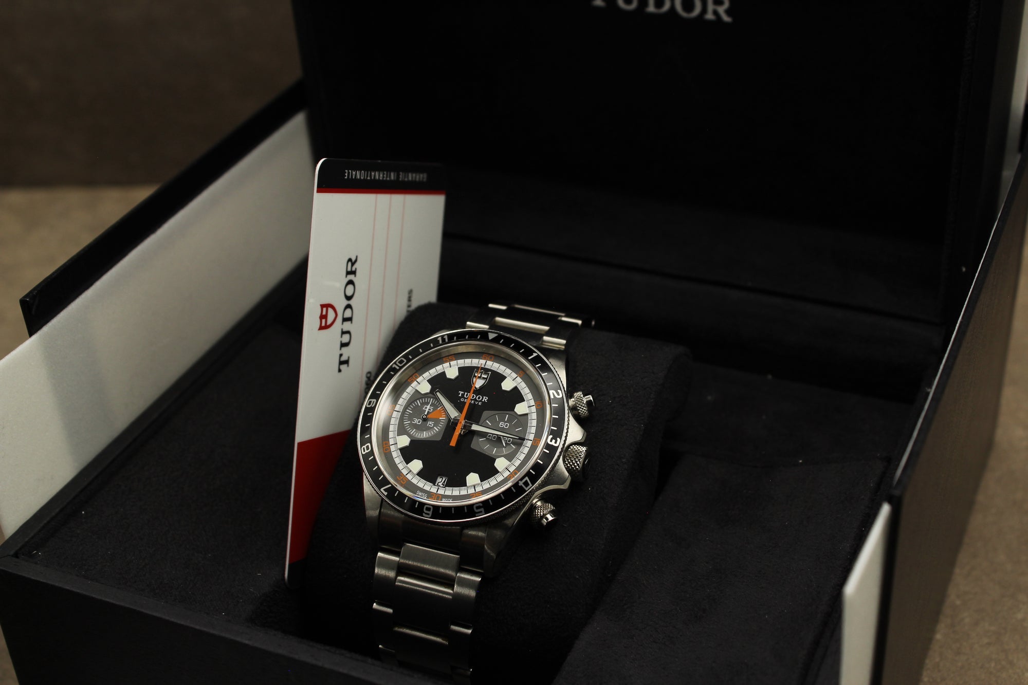 Montre Tudor Heritage Chrono pour homme en acier, modèle emblématique vendu par prestigeandtime.com, présentée en occasion authentique avec full set, idéale pour collection ou investissement horloger.