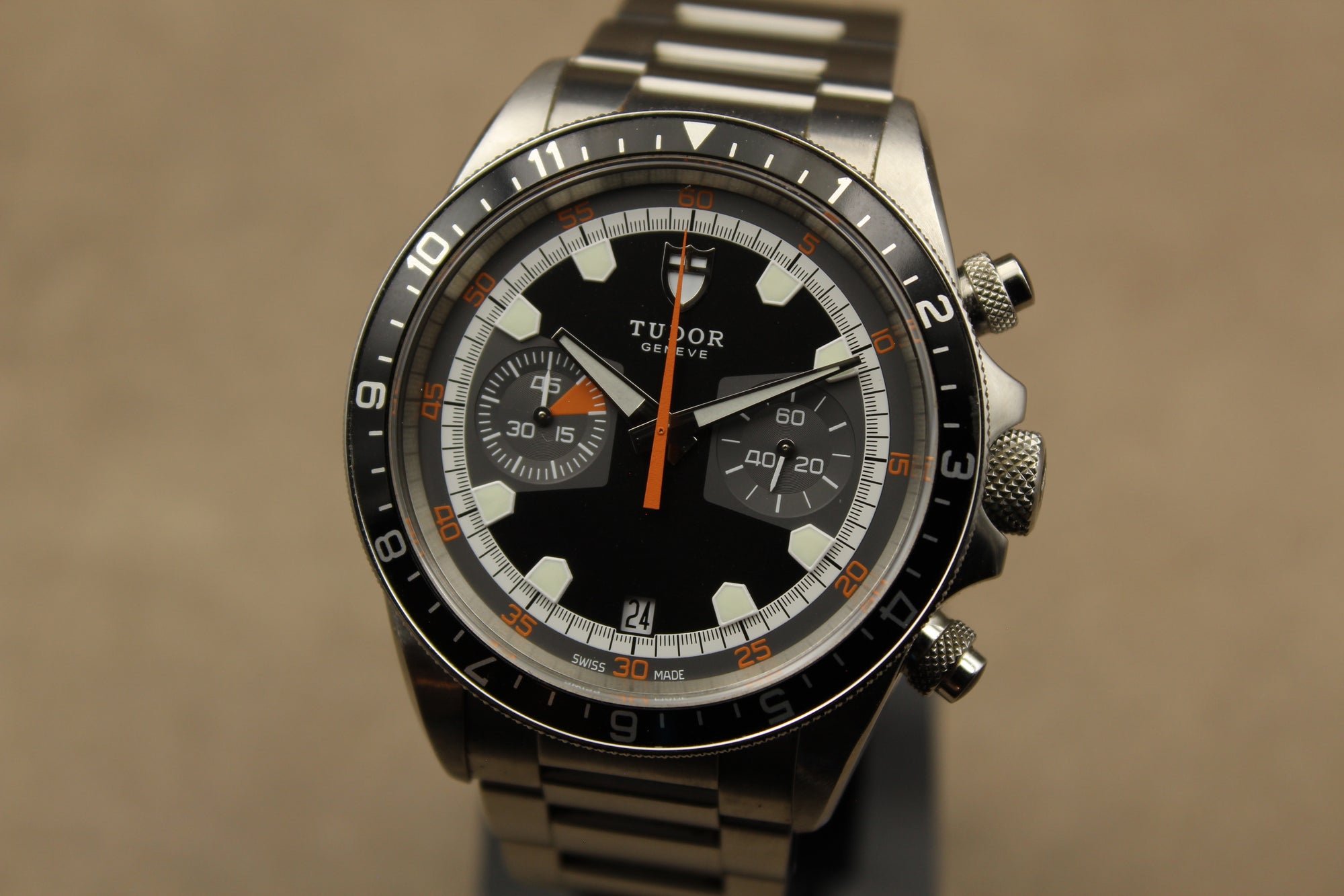 Montre Tudor Heritage Chrono pour homme en acier, modèle emblématique vendu par prestigeandtime.com, présentée en occasion authentique avec full set, idéale pour collection ou investissement horloger.