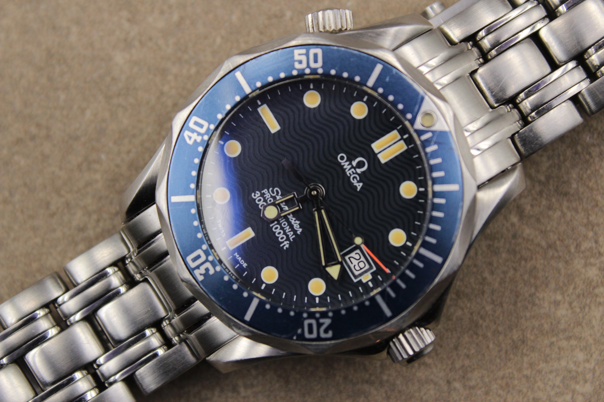 Montre Omega Seamaster 300M Professional pour homme, chronomètre de luxe authentique, emblématique des montres de plongée, proposée par  Prestige and Time. Un garde-temps prestigieux et fiable, apprécié des collectionneurs et reconnu pour son design élégant