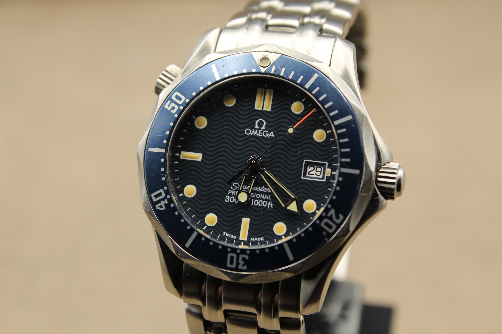 Montre Omega Seamaster 300M Professional pour homme, chronomètre de luxe authentique, emblématique des montres de plongée, proposée par  Prestige and Time. Un garde-temps prestigieux et fiable, apprécié des collectionneurs et reconnu pour son design élégant