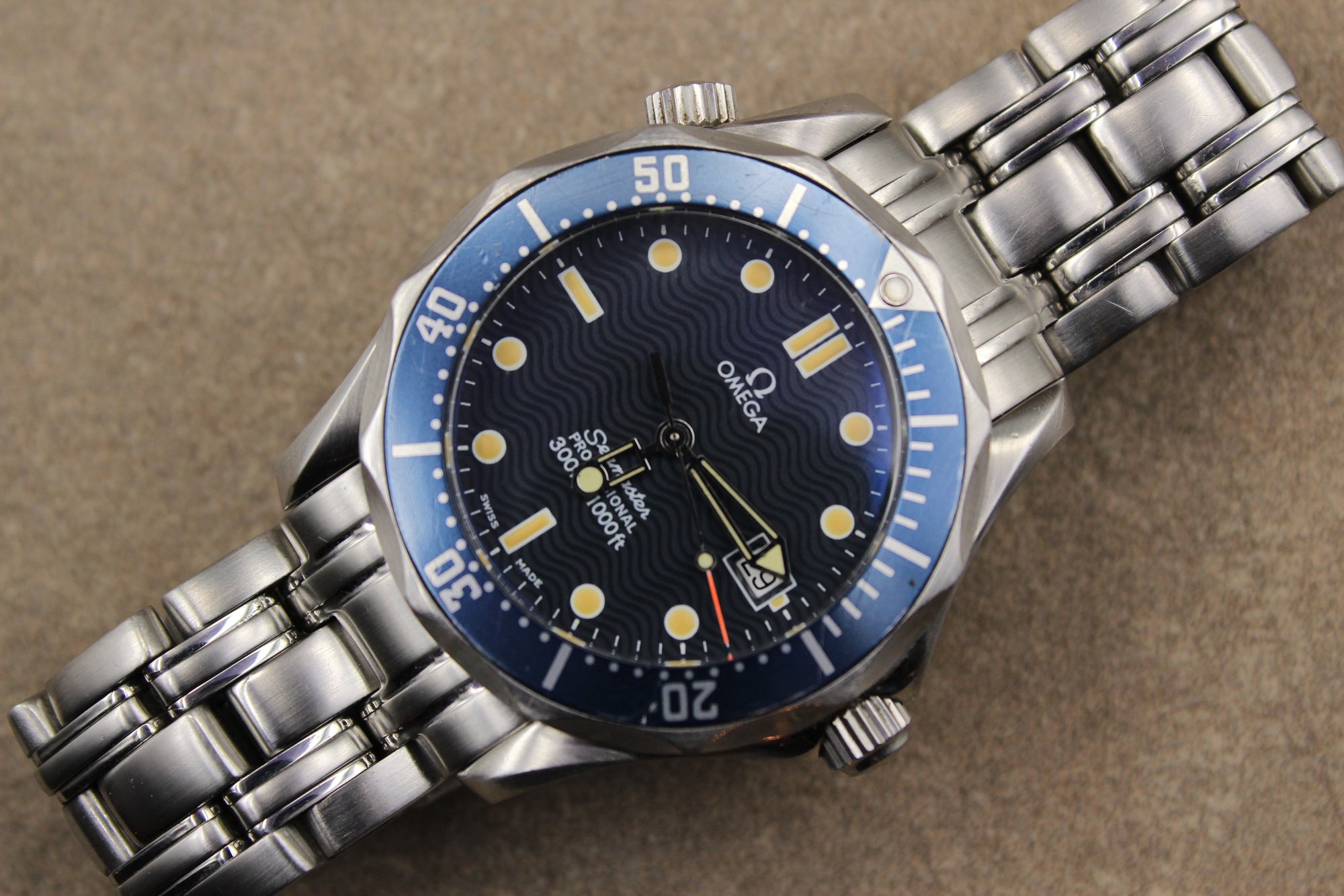 Montre Omega Seamaster 300M Professional pour homme, chronomètre de luxe authentique, emblématique des montres de plongée, proposée par  Prestige and Time. Un garde-temps prestigieux et fiable, apprécié des collectionneurs et reconnu pour son design élégant