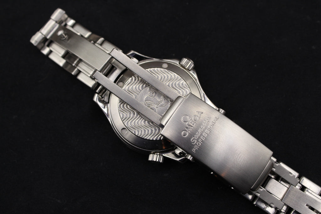 Montre Omega Seamaster 300M Professional pour homme, chronomètre de luxe authentique, emblématique des montres de plongée, proposée par  Prestige and Time. Un garde-temps prestigieux et fiable, apprécié des collectionneurs et reconnu pour son design élégant