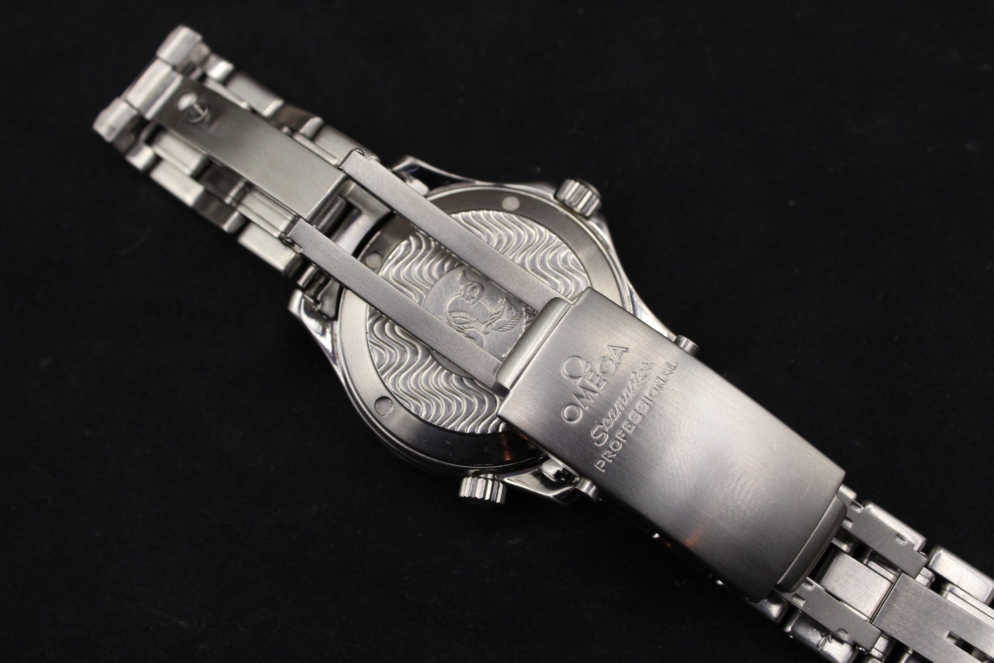 Montre Omega Seamaster 300M Professional pour homme, chronomètre de luxe authentique, emblématique des montres de plongée, proposée par  Prestige and Time. Un garde-temps prestigieux et fiable, apprécié des collectionneurs et reconnu pour son design élégant