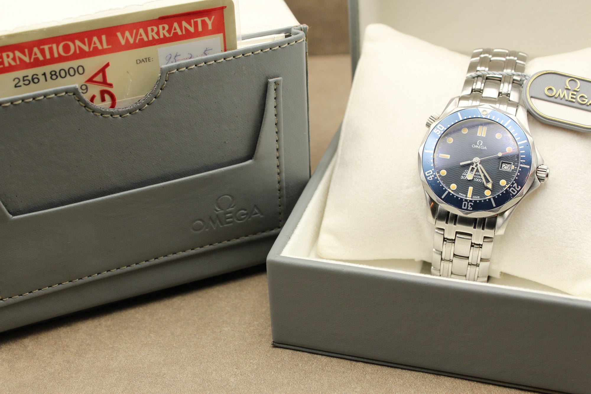 Montre Omega Seamaster 300M Professional pour homme, chronomètre de luxe authentique, emblématique des montres de plongée, proposée par  Prestige and Time. Un garde-temps prestigieux et fiable, apprécié des collectionneurs et reconnu pour son design élégant