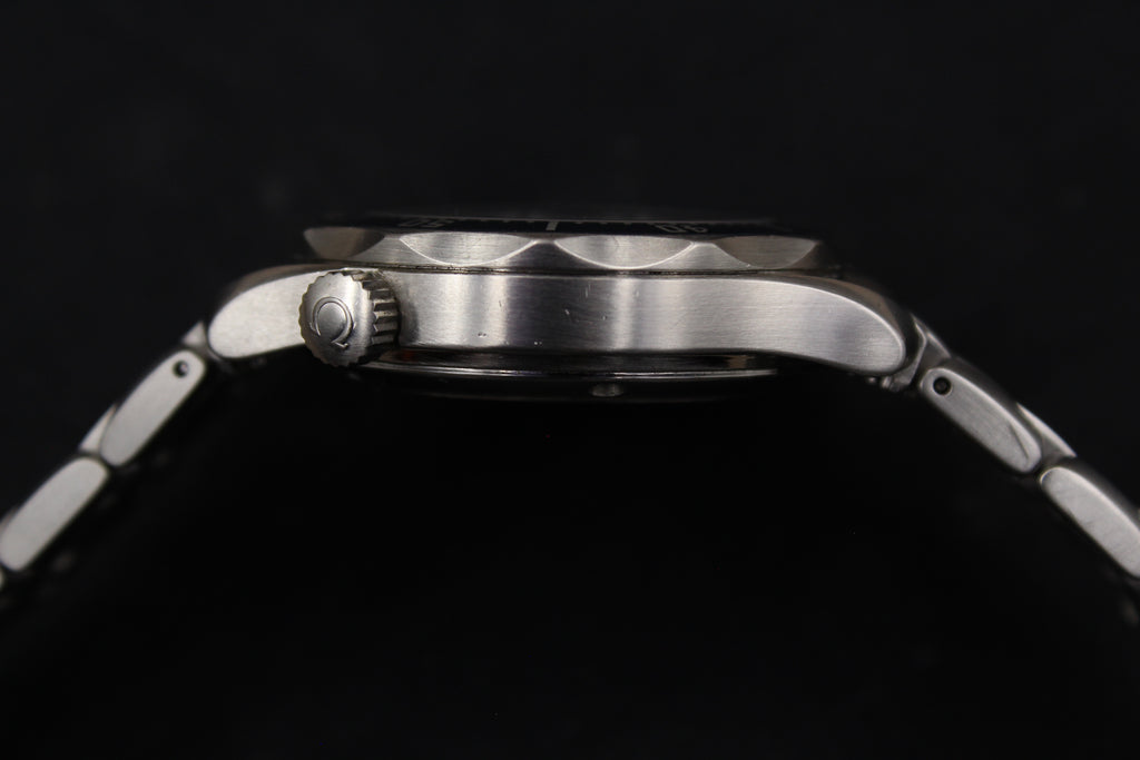 Montre Omega Seamaster 300M Professional pour homme, chronomètre de luxe authentique, emblématique des montres de plongée, proposée par  Prestige and Time. Un garde-temps prestigieux et fiable, apprécié des collectionneurs et reconnu pour son design élégant