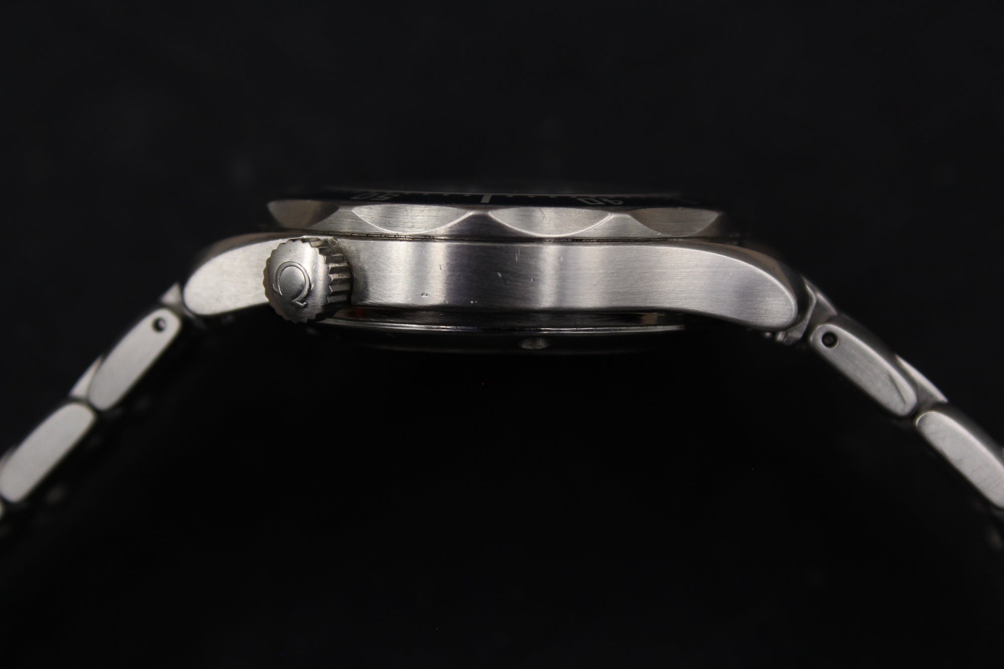 Montre Omega Seamaster 300M Professional pour homme, chronomètre de luxe authentique, emblématique des montres de plongée, proposée par  Prestige and Time. Un garde-temps prestigieux et fiable, apprécié des collectionneurs et reconnu pour son design élégant