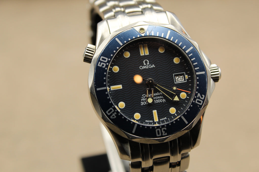 Montre Omega Seamaster 300M Professional pour homme, chronomètre de luxe authentique, emblématique des montres de plongée, proposée par  Prestige and Time. Un garde-temps prestigieux et fiable, apprécié des collectionneurs et reconnu pour son design élégant