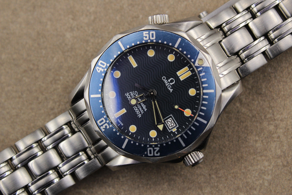 Montre Omega Seamaster 300M Professional pour homme, chronomètre de luxe authentique, emblématique des montres de plongée, proposée par  Prestige and Time. Un garde-temps prestigieux et fiable, apprécié des collectionneurs et reconnu pour son design élégant