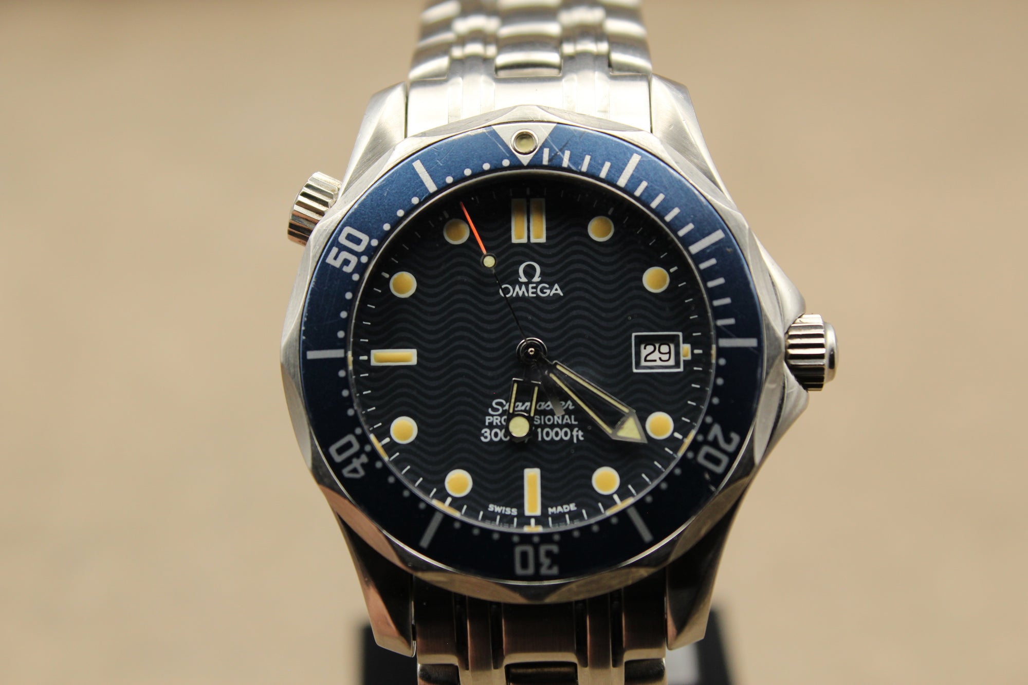 Montre Omega Seamaster 300M Professional pour homme, chronomètre de luxe authentique, emblématique des montres de plongée, proposée par  Prestige and Time. Un garde-temps prestigieux et fiable, apprécié des collectionneurs et reconnu pour son design élégant