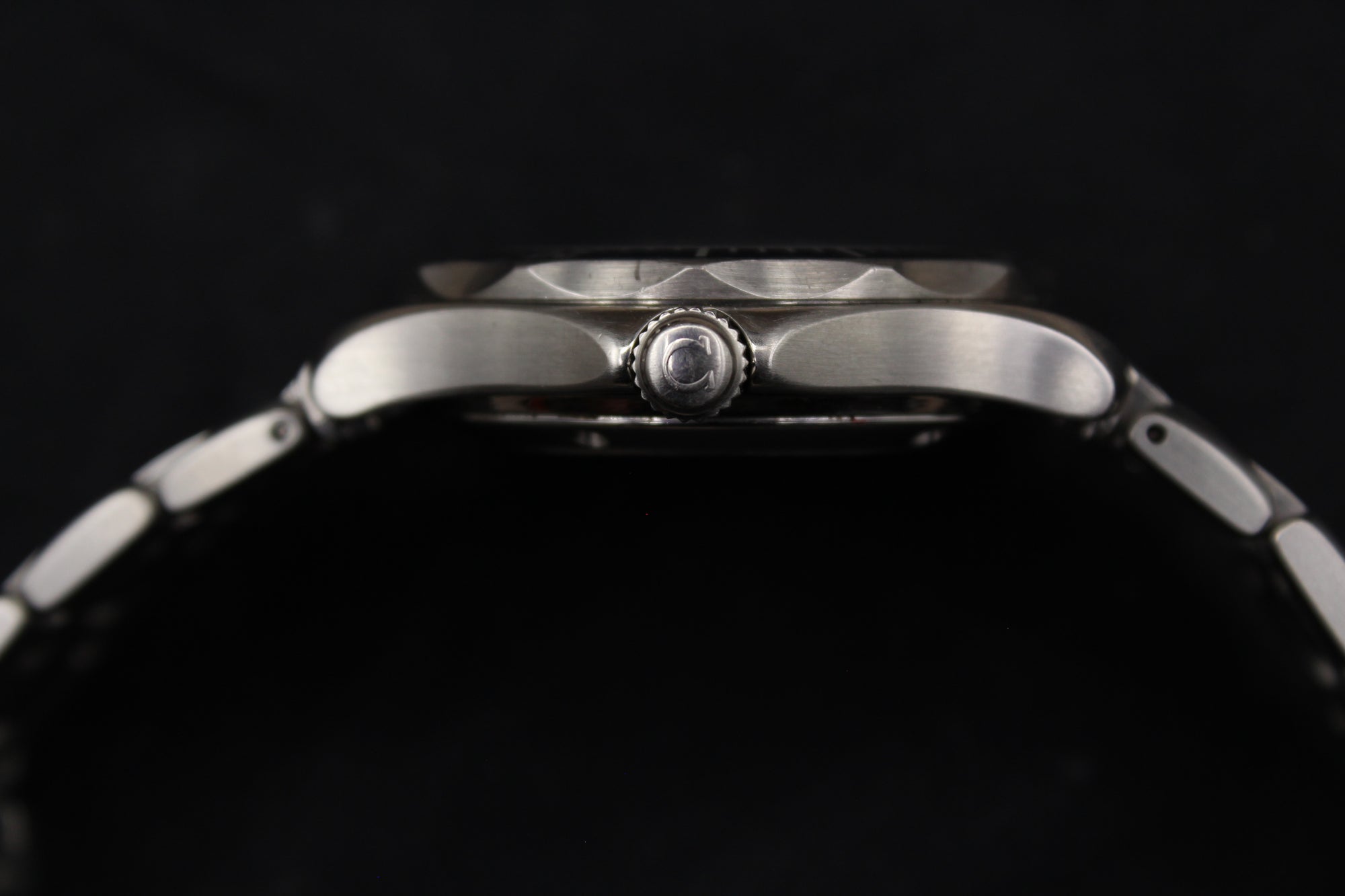 Montre Omega Seamaster 300M Professional pour homme, chronomètre de luxe authentique, emblématique des montres de plongée, proposée par  Prestige and Time. Un garde-temps prestigieux et fiable, apprécié des collectionneurs et reconnu pour son design élégant