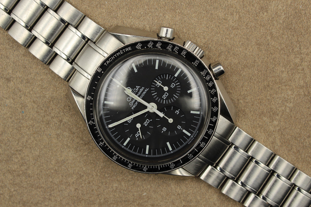 Montre Omega Speedmaster Professional Moonwatch référence 3570.50, chronographe mécanique en acier inoxydable avec cadran noir, bracelet acier et verre hésalite — montre iconique portée lors des missions lunaires