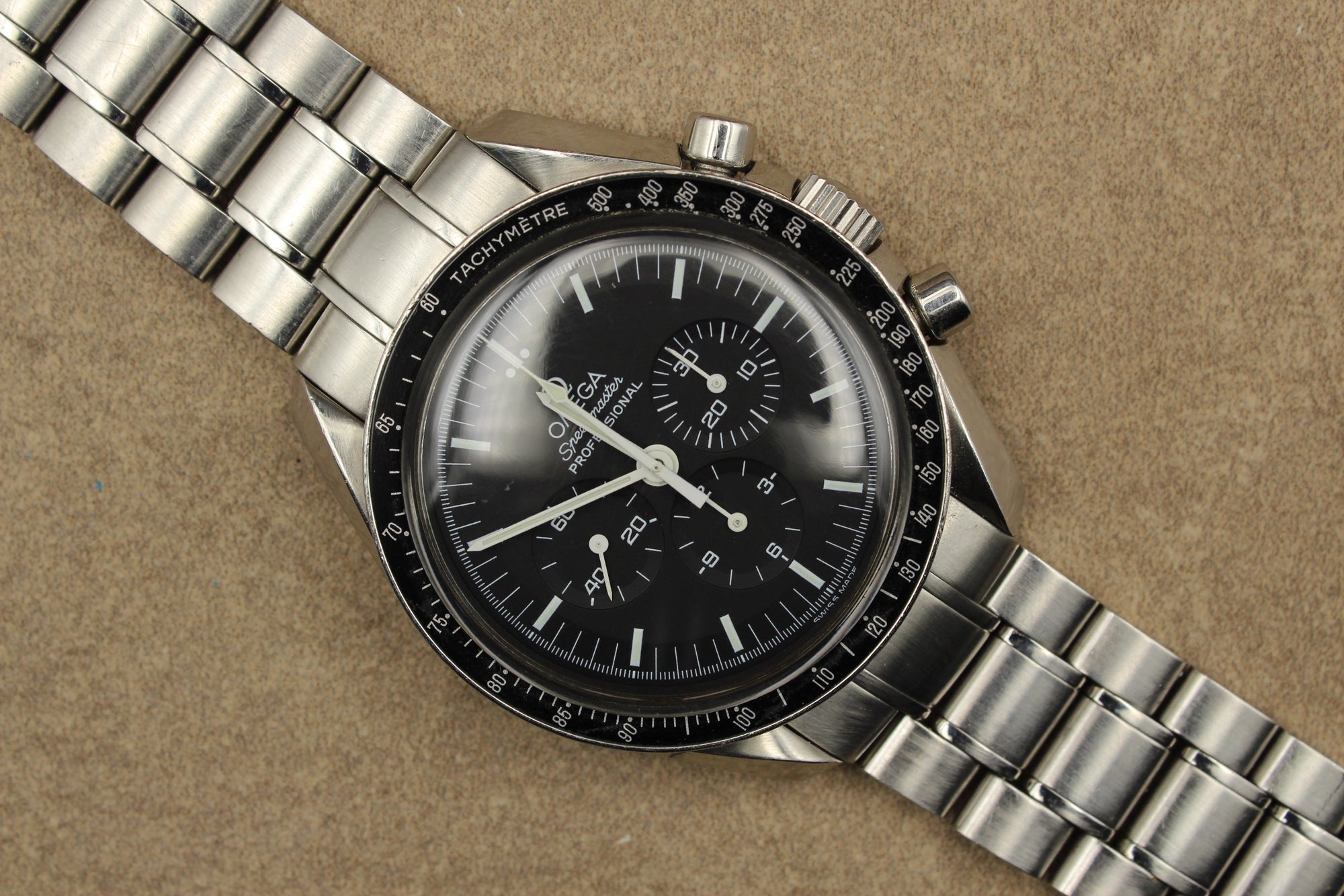 Montre Omega Speedmaster Professional Moonwatch référence 3570.50, chronographe mécanique en acier inoxydable avec cadran noir, bracelet acier et verre hésalite — montre iconique portée lors des missions lunaires
