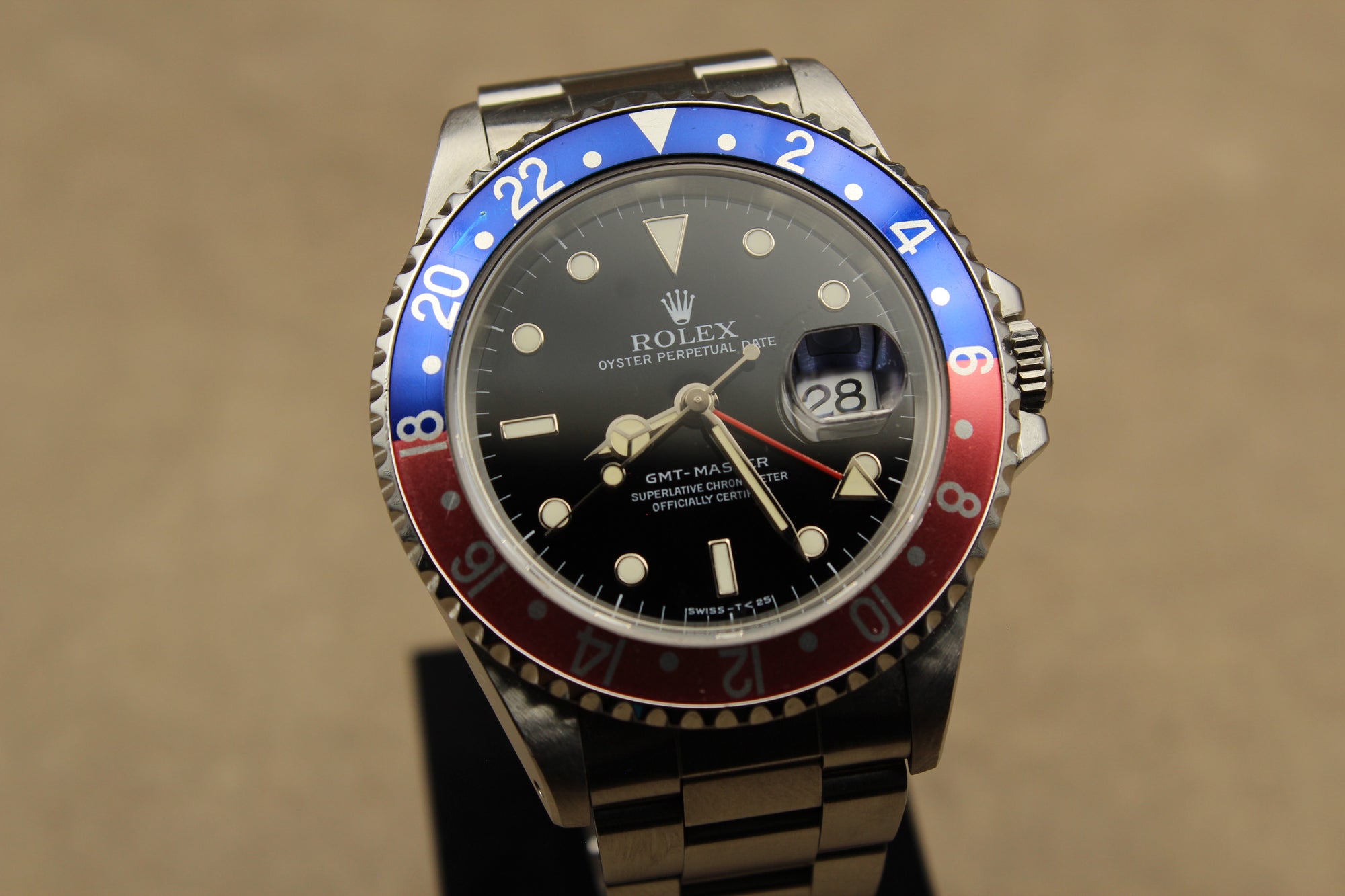 Montre Rolex GMT-Master à cadran tritium, pièce de collection vintage rare et authentique d’horlogerie suisse, proposée par la boutique Prestige and Time. Un garde-temps de luxe recherché par les collectionneurs, idéal pour un investissement et apprécié pour son prestige intemporel