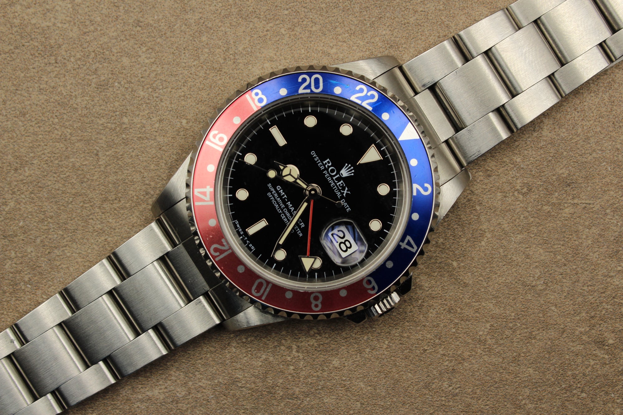 Montre Rolex GMT-Master à cadran tritium, pièce de collection vintage rare et authentique d’horlogerie suisse, proposée par la boutique Prestige and Time. Un garde-temps de luxe recherché par les collectionneurs, idéal pour un investissement et apprécié pour son prestige intemporel