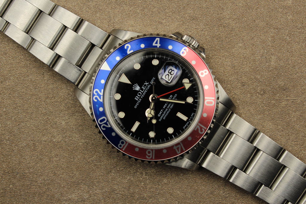 Montre Rolex GMT-Master à cadran tritium, pièce de collection vintage rare et authentique d’horlogerie suisse, proposée par la boutique Prestige and Time. Un garde-temps de luxe recherché par les collectionneurs, idéal pour un investissement et apprécié pour son prestige intemporel