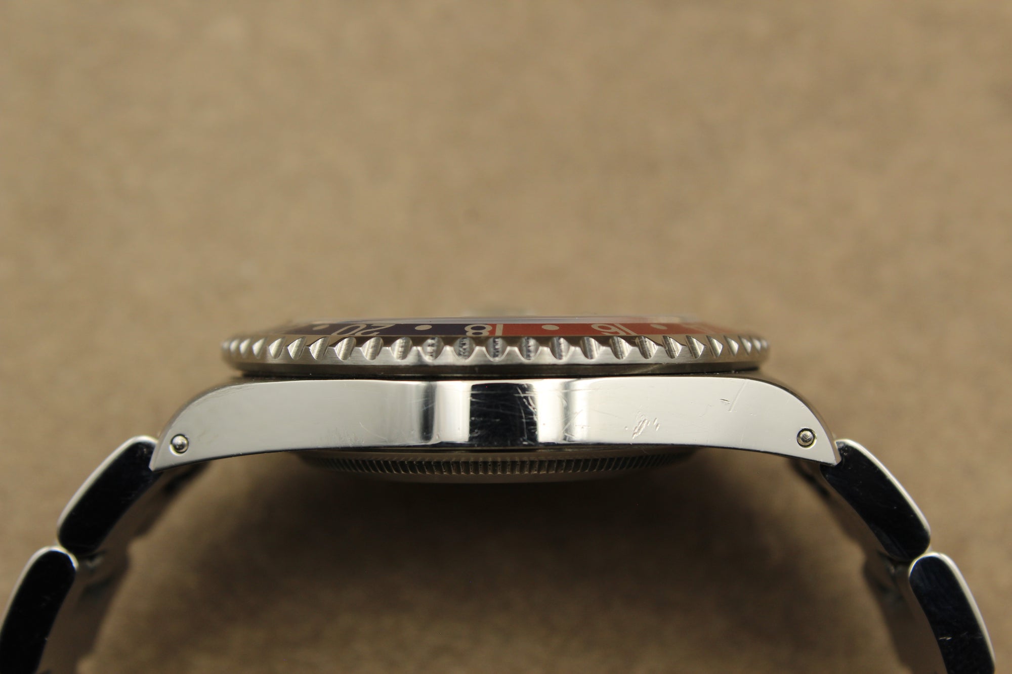 Montre Rolex GMT-Master à cadran tritium, pièce de collection vintage rare et authentique d’horlogerie suisse, proposée par la boutique Prestige and Time. Un garde-temps de luxe recherché par les collectionneurs, idéal pour un investissement et apprécié pour son prestige intemporel