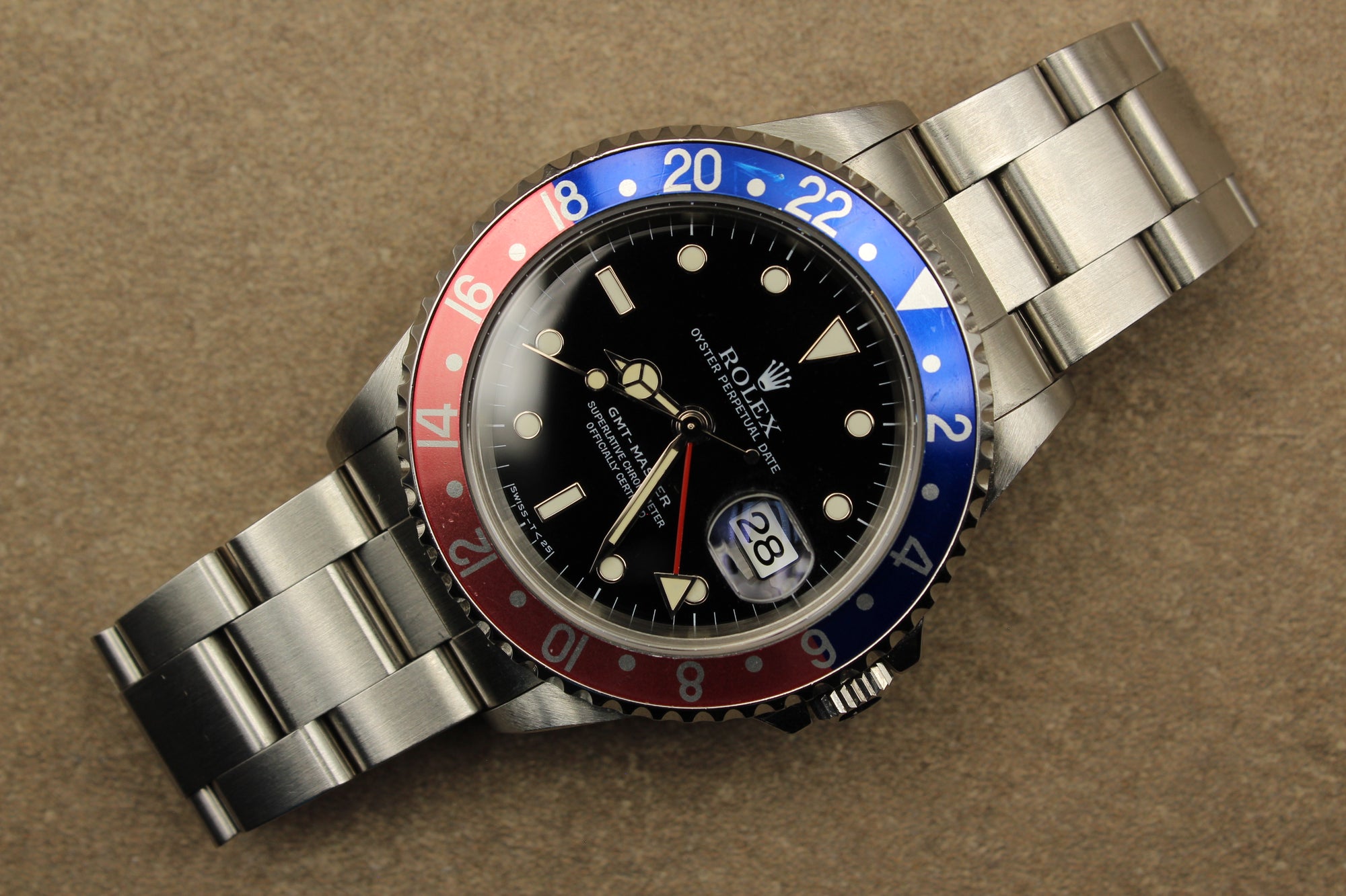 Montre Rolex GMT-Master à cadran tritium, pièce de collection vintage rare et authentique d’horlogerie suisse, proposée par la boutique Prestige and Time. Un garde-temps de luxe recherché par les collectionneurs, idéal pour un investissement et apprécié pour son prestige intemporel