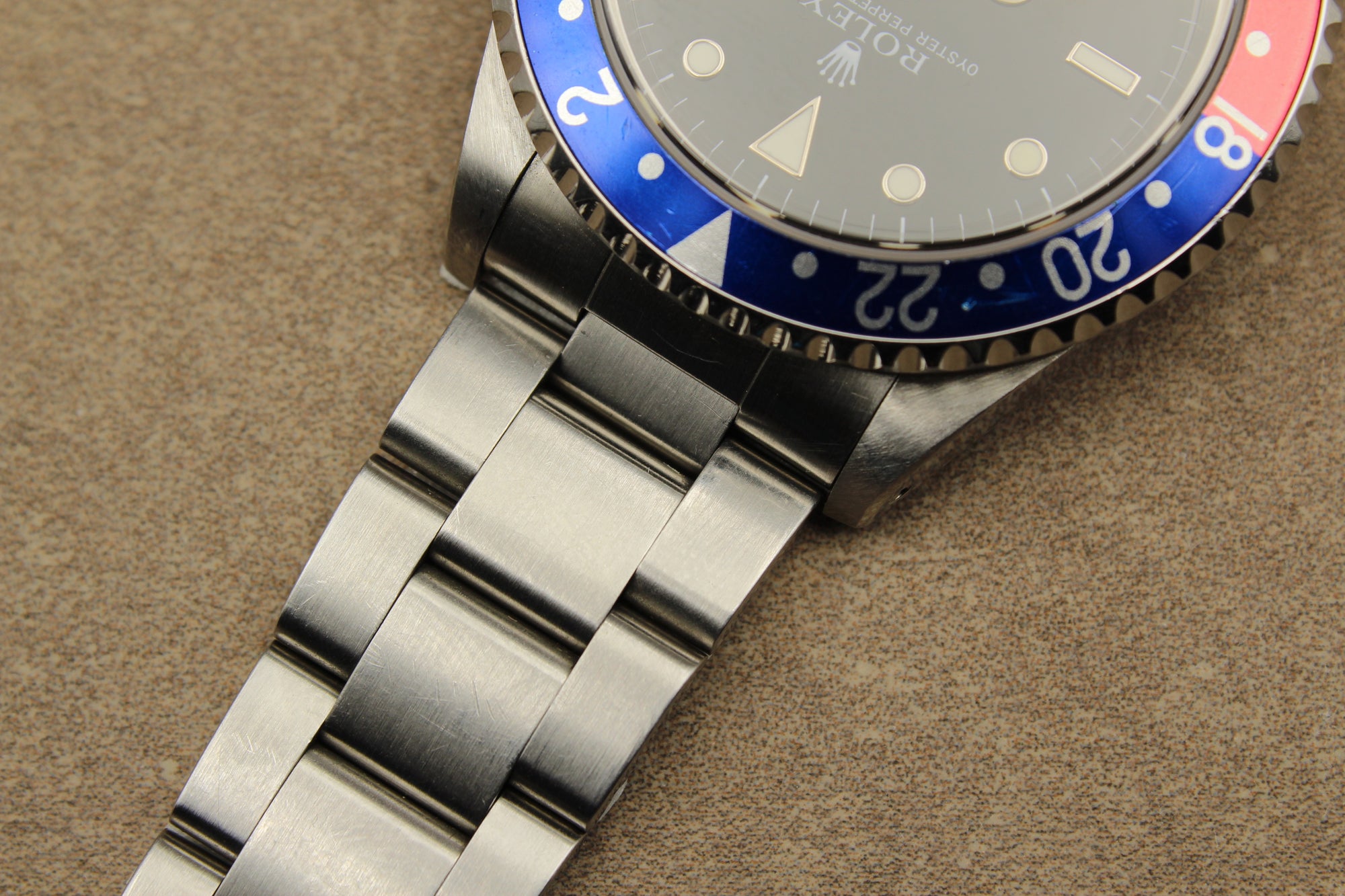 Montre Rolex GMT-Master à cadran tritium, pièce de collection vintage rare et authentique d’horlogerie suisse, proposée par la boutique Prestige and Time. Un garde-temps de luxe recherché par les collectionneurs, idéal pour un investissement et apprécié pour son prestige intemporel