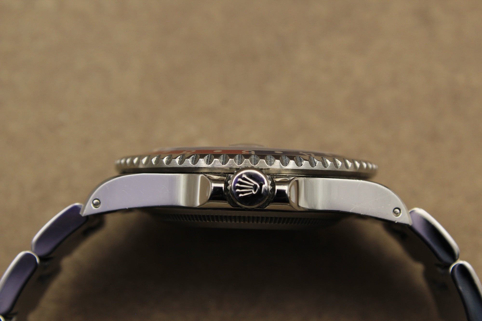 Montre Rolex GMT-Master à cadran tritium, pièce de collection vintage rare et authentique d’horlogerie suisse, proposée par la boutique Prestige and Time. Un garde-temps de luxe recherché par les collectionneurs, idéal pour un investissement et apprécié pour son prestige intemporel