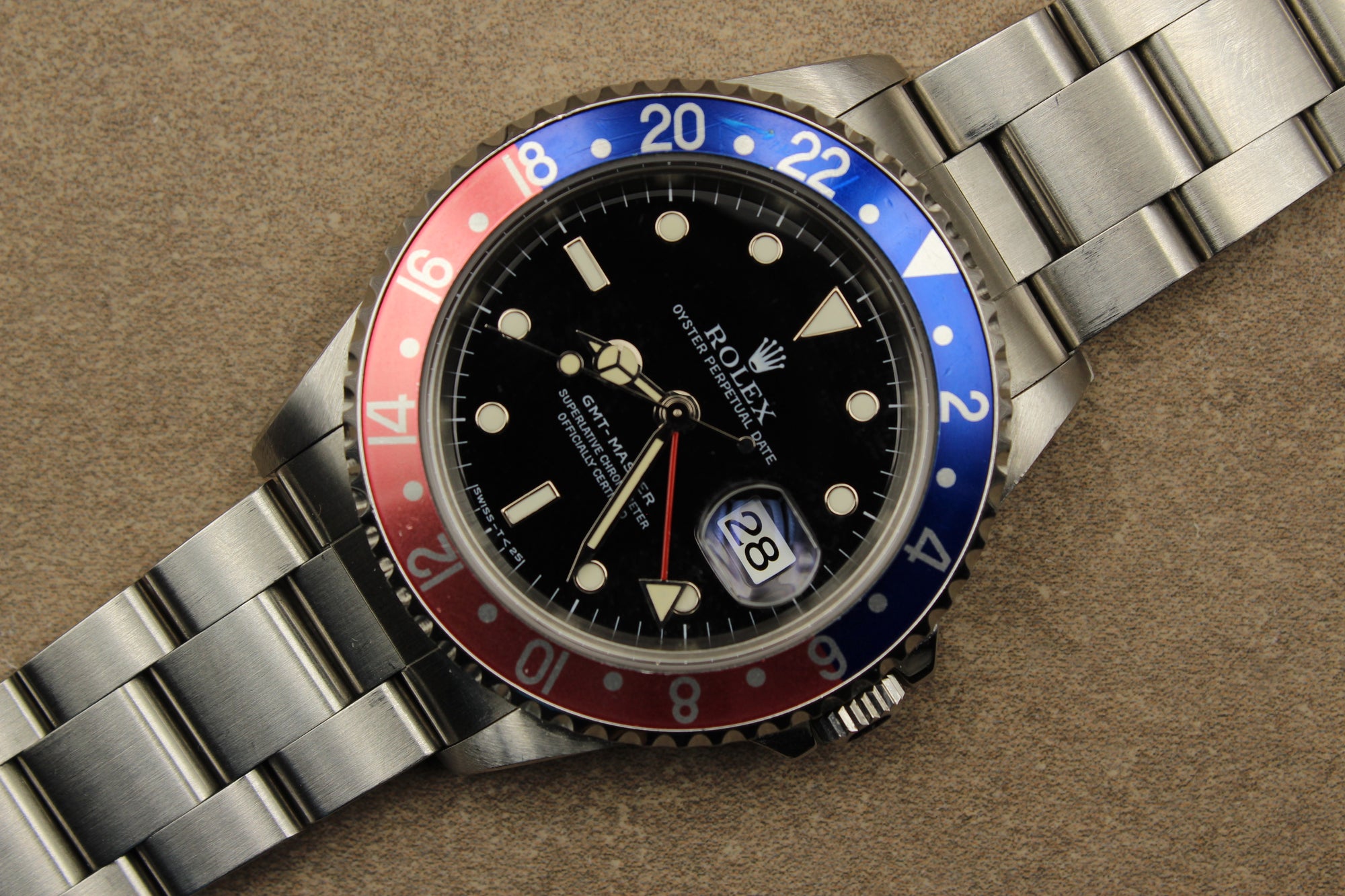 Montre Rolex GMT-Master à cadran tritium, pièce de collection vintage rare et authentique d’horlogerie suisse, proposée par la boutique Prestige and Time. Un garde-temps de luxe recherché par les collectionneurs, idéal pour un investissement et apprécié pour son prestige intemporel