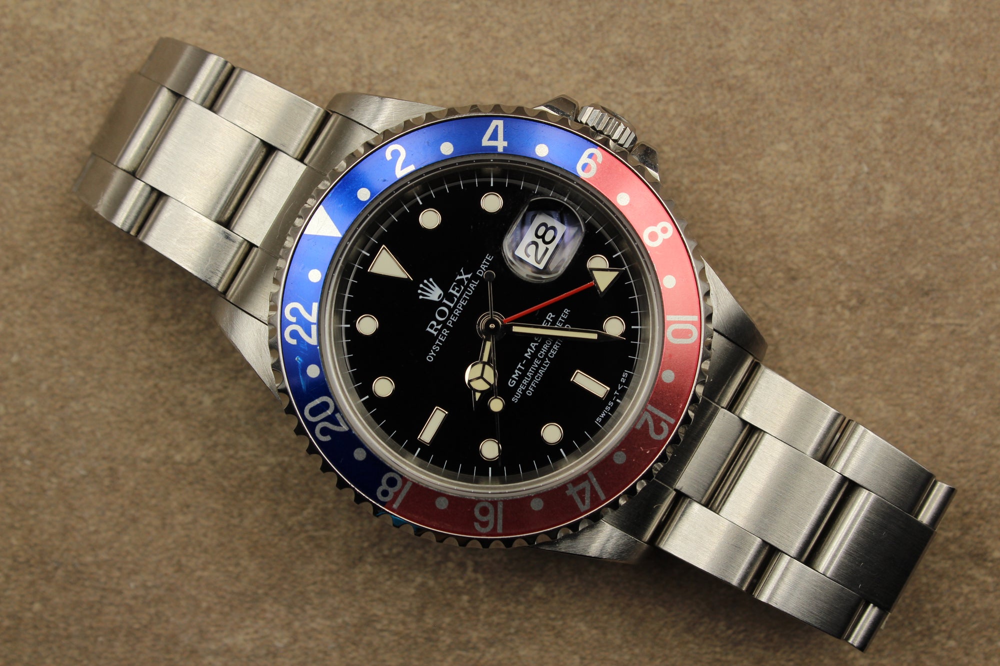 Montre Rolex GMT-Master à cadran tritium, pièce de collection vintage rare et authentique d’horlogerie suisse, proposée par la boutique Prestige and Time. Un garde-temps de luxe recherché par les collectionneurs, idéal pour un investissement et apprécié pour son prestige intemporel