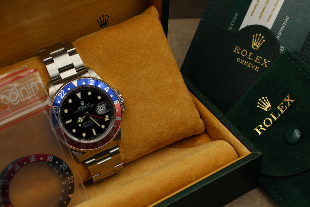 Montre Rolex GMT-Master à cadran tritium, pièce de collection vintage rare et authentique d’horlogerie suisse, proposée par la boutique Prestige and Time. Un garde-temps de luxe recherché par les collectionneurs, idéal pour un investissement et apprécié pour son prestige intemporel