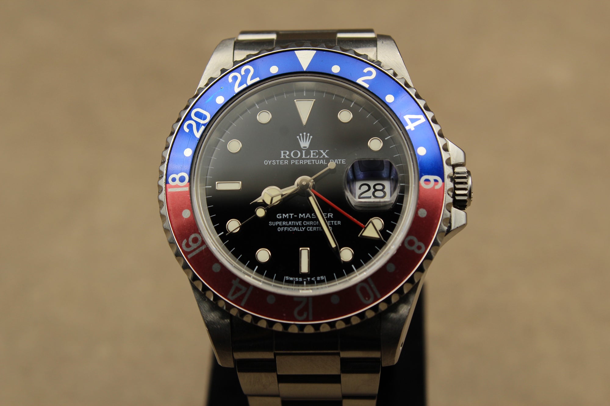 Montre Rolex GMT-Master à cadran tritium, pièce de collection vintage rare et authentique d’horlogerie suisse, proposée par la boutique Prestige and Time. Un garde-temps de luxe recherché par les collectionneurs, idéal pour un investissement et apprécié pour son prestige intemporel