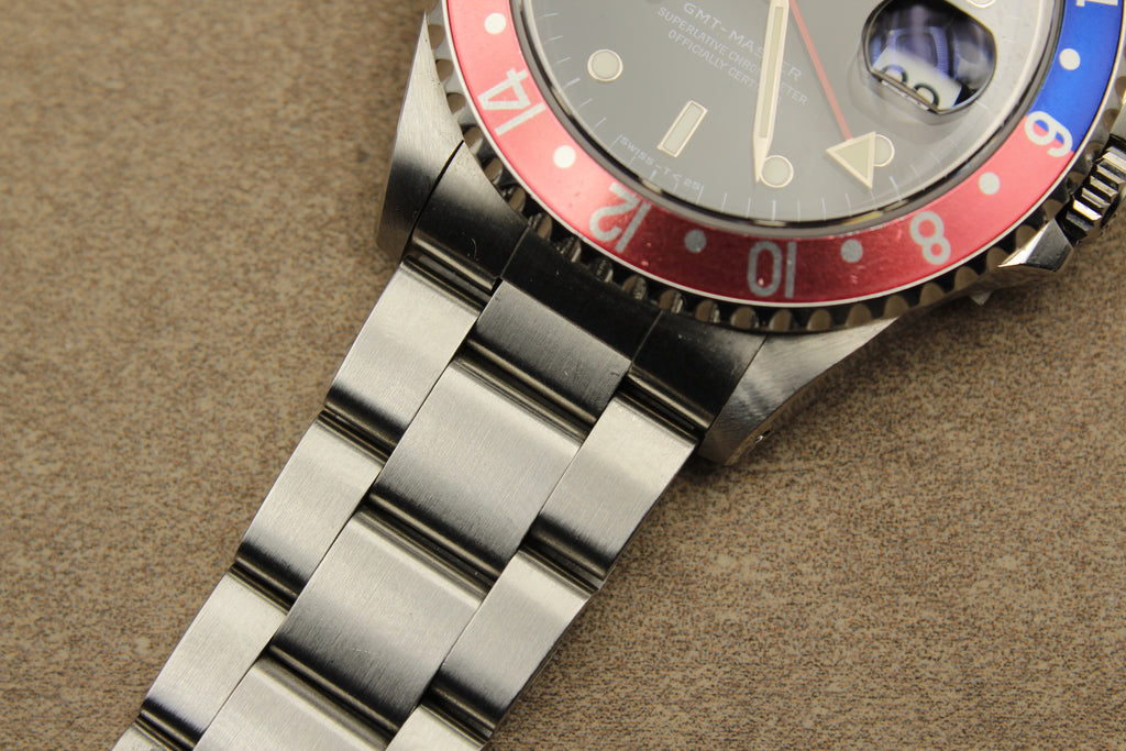 Montre Rolex GMT-Master à cadran tritium, pièce de collection vintage rare et authentique d’horlogerie suisse, proposée par la boutique Prestige and Time. Un garde-temps de luxe recherché par les collectionneurs, idéal pour un investissement et apprécié pour son prestige intemporel