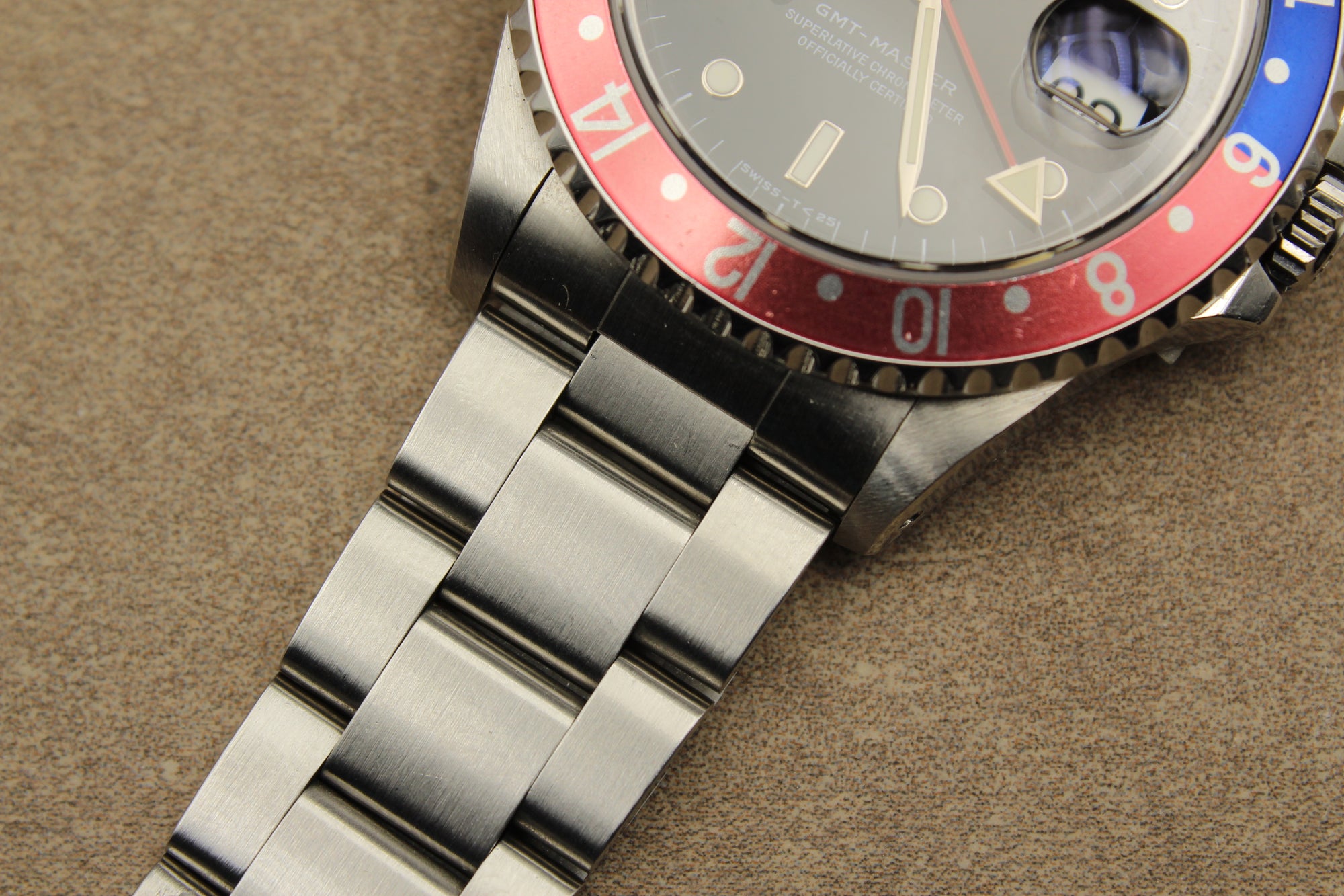 Montre Rolex GMT-Master à cadran tritium, pièce de collection vintage rare et authentique d’horlogerie suisse, proposée par la boutique Prestige and Time. Un garde-temps de luxe recherché par les collectionneurs, idéal pour un investissement et apprécié pour son prestige intemporel