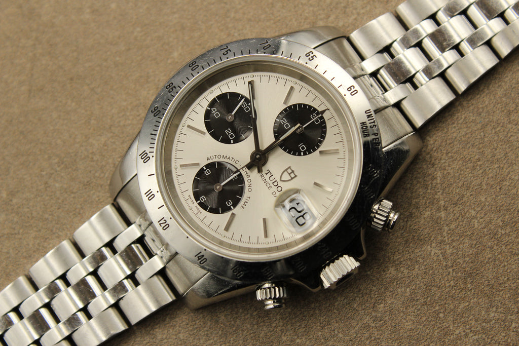 Profil du boîtier Tudor Small Block 79280P montrant son épaisseur équilibrée et son design ergonomique, montre chronographe automatique adaptée à un usage quotidien ou collection | Side profile of Tudor Small Block 79280P case showing balanced thickness and ergonomic design, automatic chronograph watch suitable for daily wear or collection