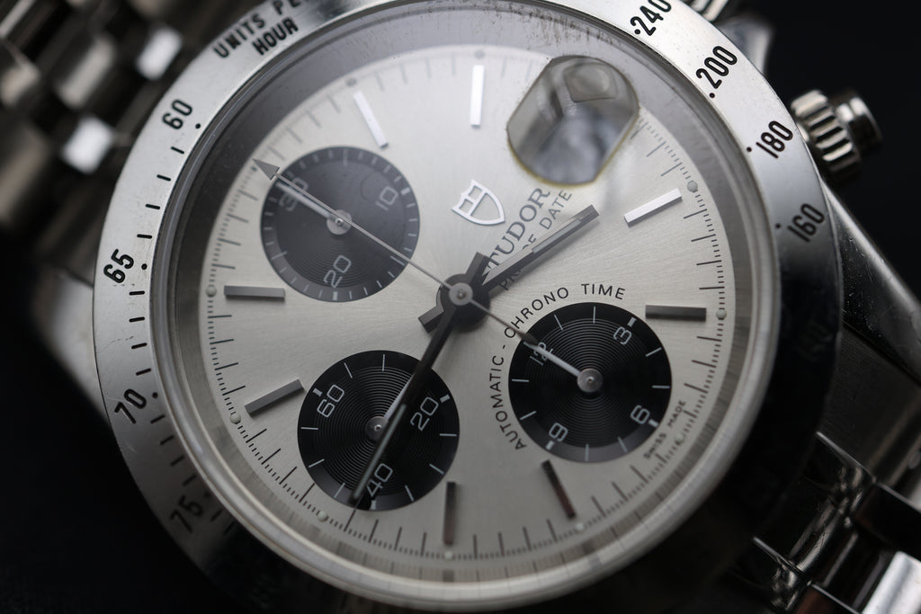 Vue complète Tudor Small Block 79280P chronographe automatique suisse avec finition acier et design vintage inspiré des icônes Rolex, montre de prestige haut de gamme | Full view Tudor Small Block 79280P Swiss automatic chronograph with steel finish and vintage design inspired by Rolex icons, high-end luxury timepiece