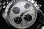 Vue complète Tudor Small Block 79280P chronographe automatique suisse avec finition acier et design vintage inspiré des icônes Rolex, montre de prestige haut de gamme | Full view Tudor Small Block 79280P Swiss automatic chronograph with steel finish and vintage design inspired by Rolex icons, high-end luxury timepiece