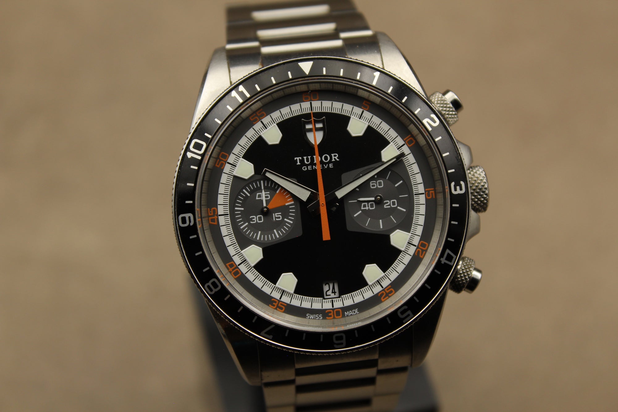 Montre Tudor Heritage Chrono pour homme en acier, modèle emblématique vendu par prestigeandtime.com, présentée en occasion authentique avec full set, idéale pour collection ou investissement horloger.