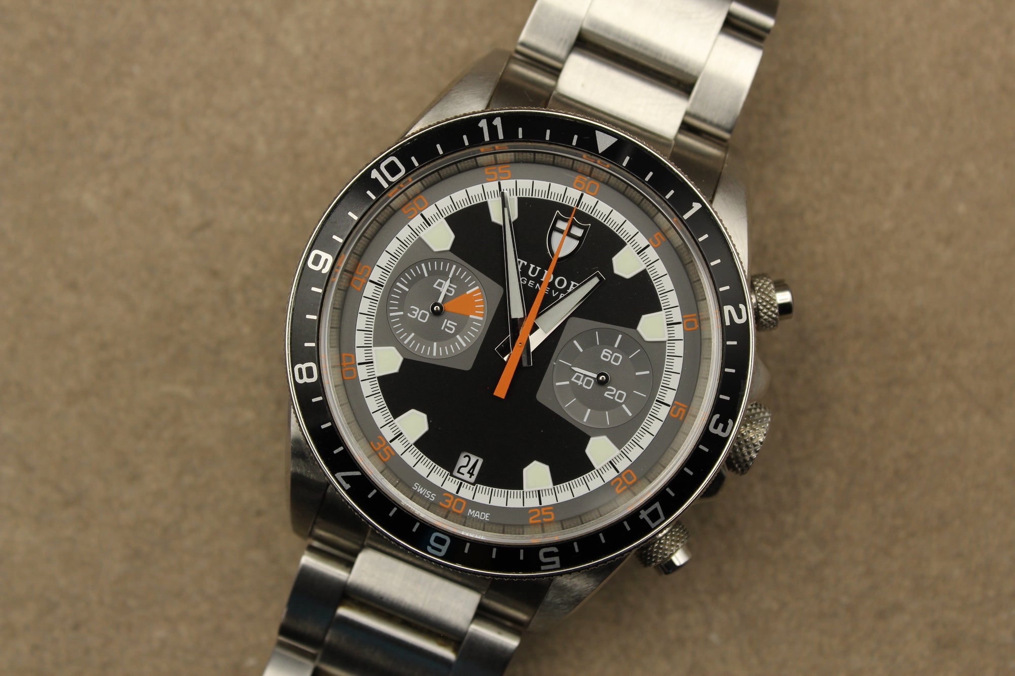 Montre Tudor Heritage Chrono pour homme en acier, modèle emblématique vendu par prestigeandtime.com, présentée en occasion authentique avec full set, idéale pour collection ou investissement horloger.