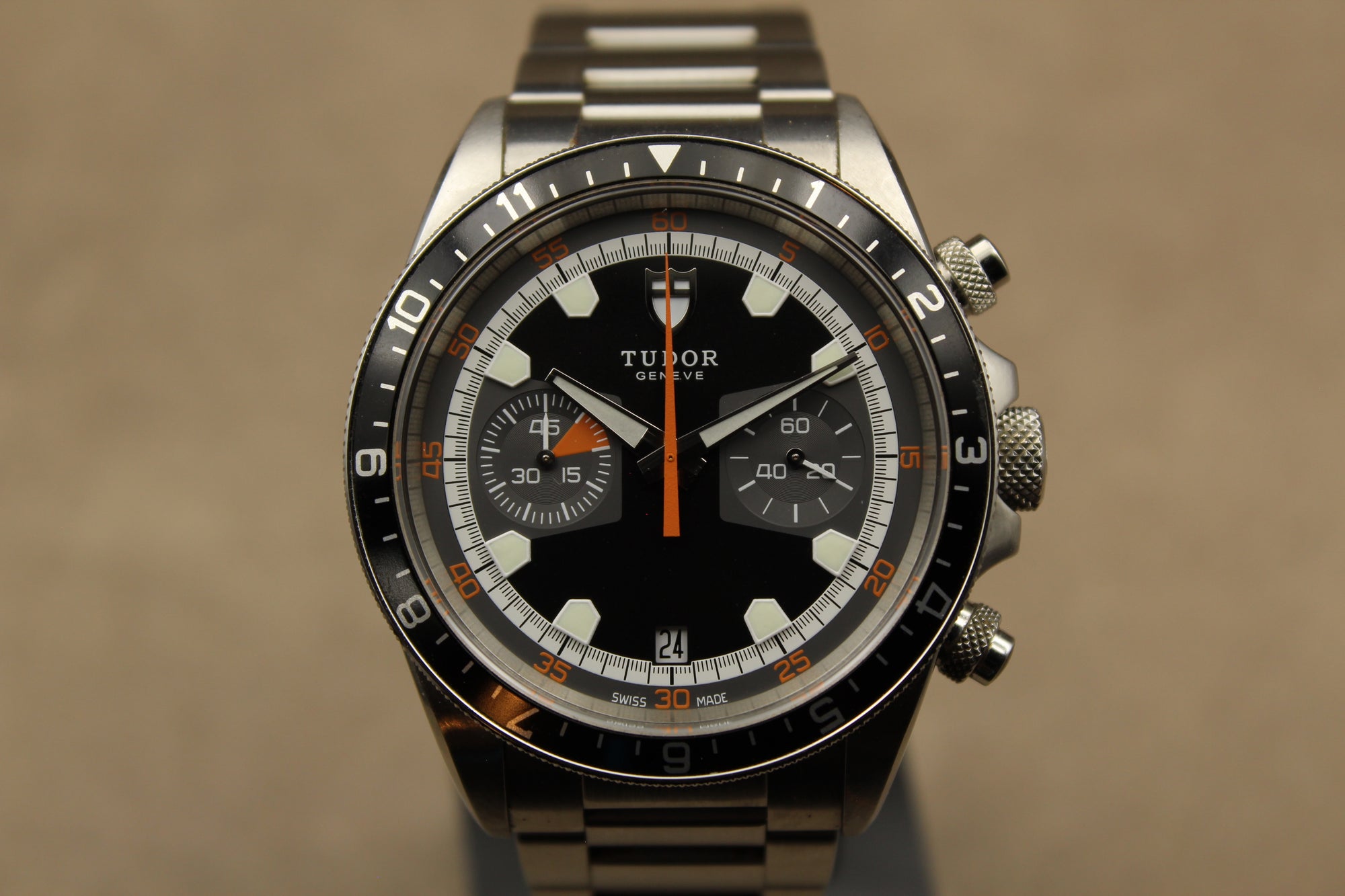 Montre Tudor Heritage Chrono pour homme en acier, modèle emblématique vendu par prestigeandtime.com, présentée en occasion authentique avec full set, idéale pour collection ou investissement horloger.