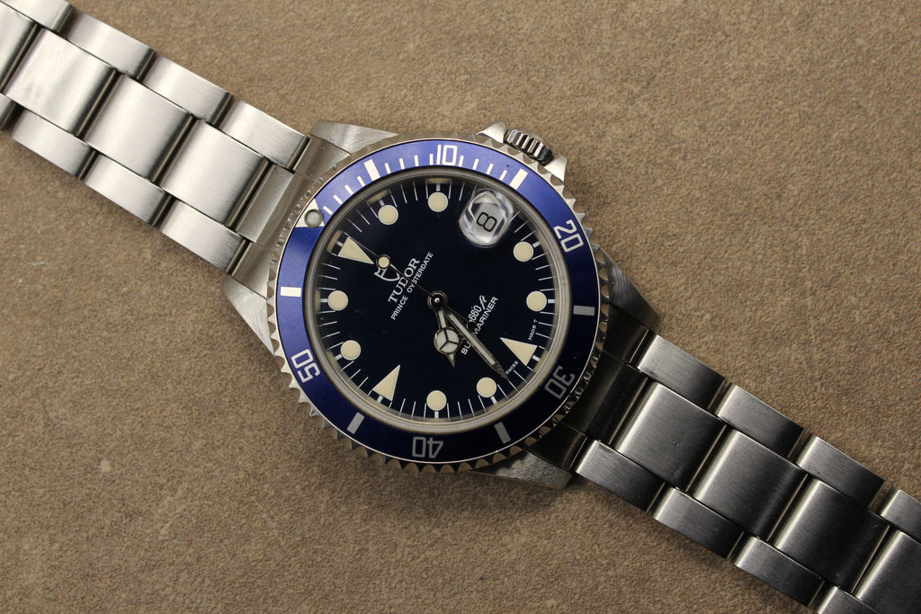 Détail cadran tritium Rolex Submariner ancienne génération avec couronne signée Rolex et fond de boîte
