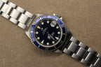 Détail cadran tritium Rolex Submariner ancienne génération avec couronne signée Rolex et fond de boîte