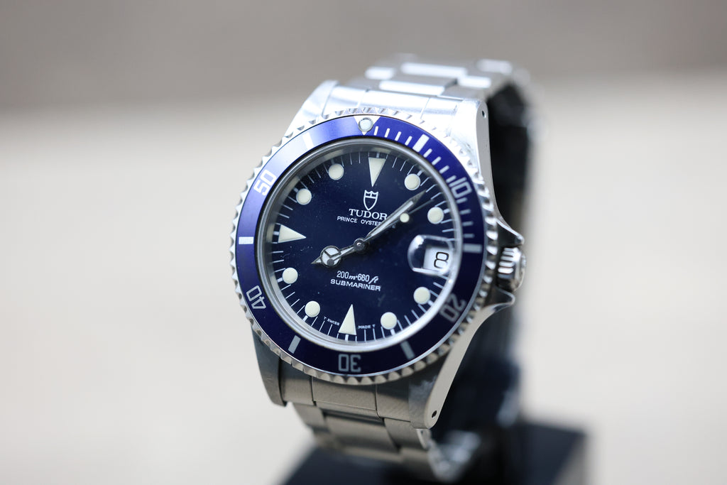 Rolex Submariner vintage cadran tritium patine naturelle – détail couronne Rolex et fond de boîte