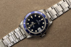 Gros plan sur cadran tritium Rolex Submariner vintage avec index patinés et fond de boîte Rolex
